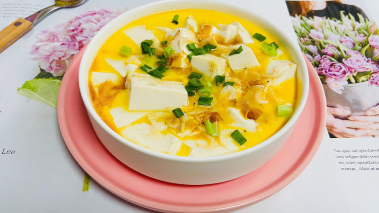 豆腐蒸蛋,豆腐蒸蛋香滑细嫩,营养丰富。