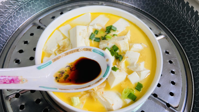 豆腐蒸蛋,蒸熟后淋入少许<a style='color:red;display:inline-block;' href='/shicai/ 788'>生抽</a>,撒上葱花