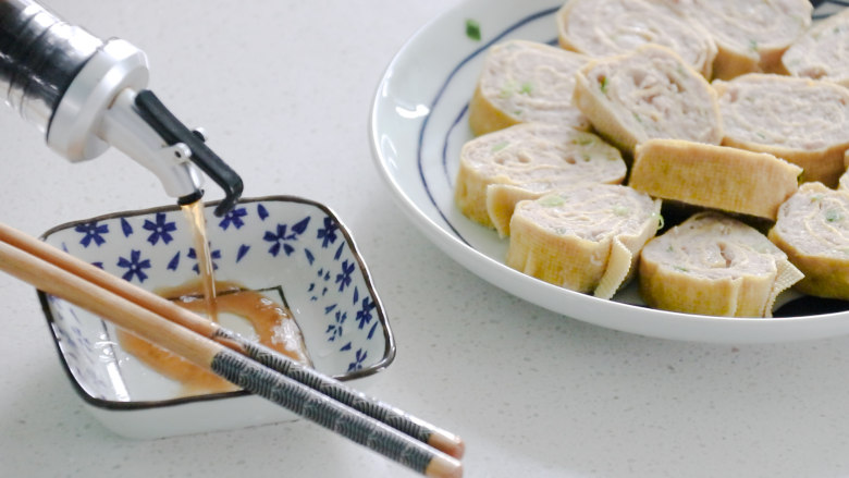 千张包肉,最后,在小碟中倒上香醋