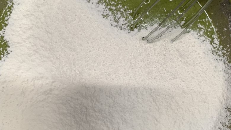 变废为宝双色芝士条,筛入120g低粉,两个颜色面糊硬度不一样,花纹会明显一些。