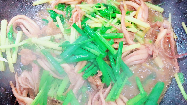 葱爆鱿鱼,出锅前再放一些小葱段,翻炒均匀即可出锅了。