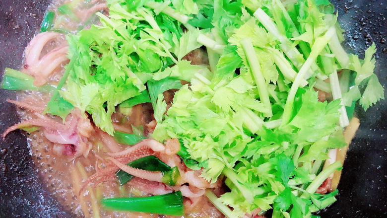 葱爆鱿鱼,加入香芹芯,翻炒均匀。