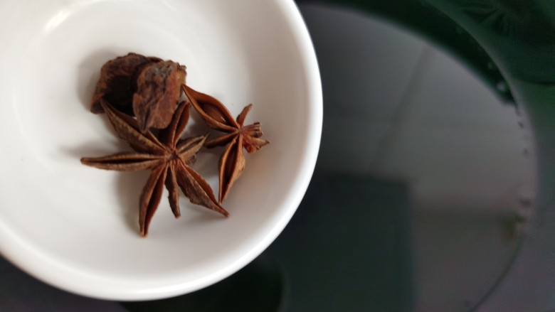老北京炸酱面,炒锅烧热多放一点食用油,加入<a style='color:red;display:inline-block;' href='/shicai/ 695'>八角</a>煸炒出香味。