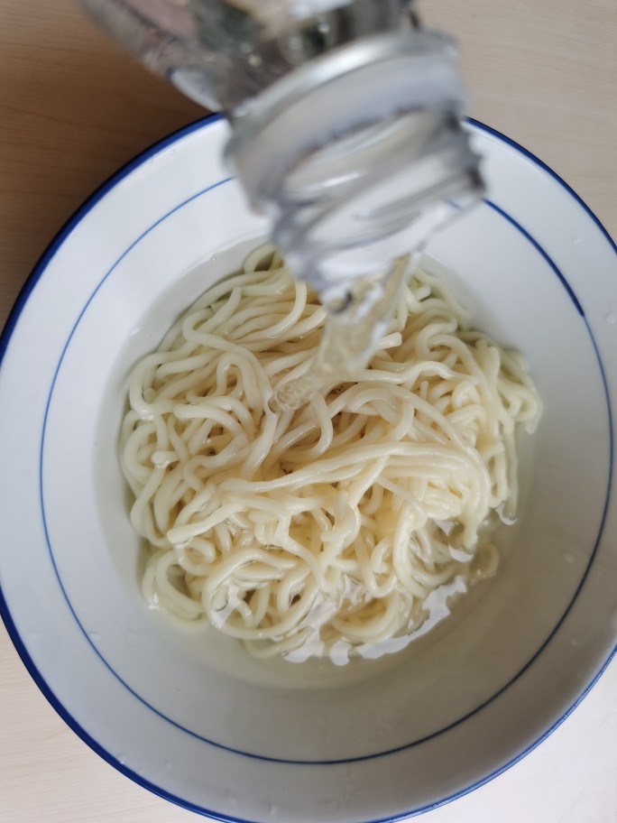 老北京炸酱面,煮好的面条用饮用水过凉,捞出控水。