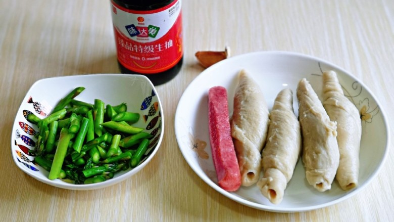 红烧素鸡,准备食材,<a style='color:red;display:inline-block;' href='/shicai/ 122'>芦笋</a>洗干净,切小段。