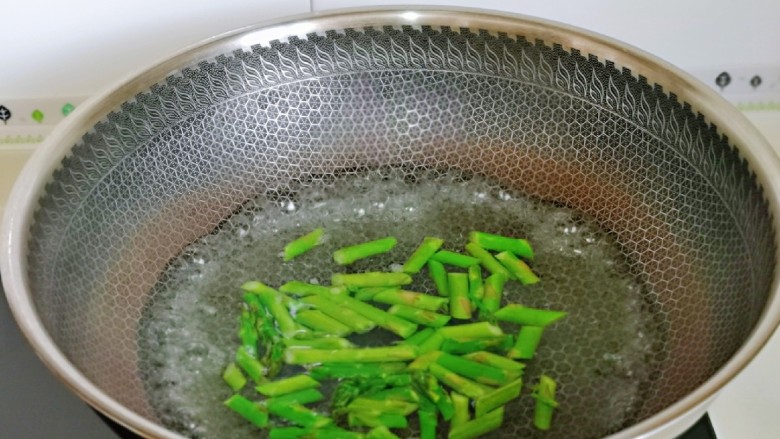 红烧素鸡,锅中加入水烧开,下芦笋,大火焯水30秒,捞出过凉水,再淋干水分备用。