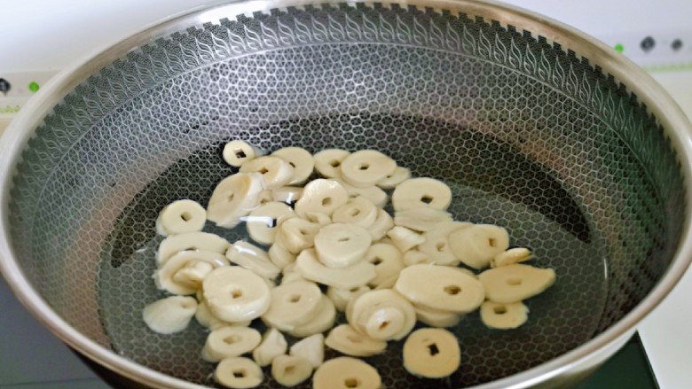 红烧素鸡,素鸡焯水,冷水下锅,大火烧开煮1分钟捞出淋干水分。
