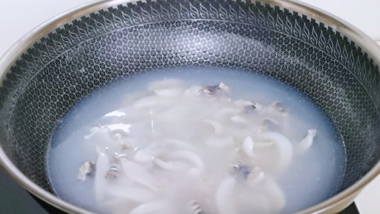 葱爆鱿鱼,鱿鱼焯水,水烧开后下切好的鱿鱼,大火再次烧开捞出,用温水冲洗干净。