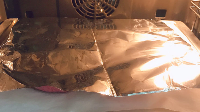 紫薯提子包,最后5分钟盖上锡纸,防止上色过度