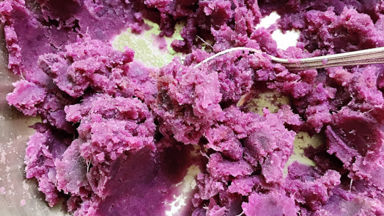 紫薯提子包,紫薯削皮后蒸熟,压成泥