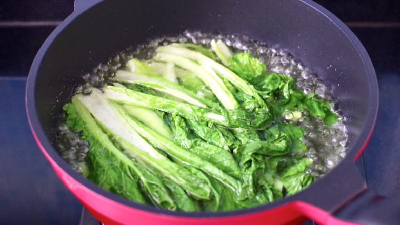 小白菜磷虾大馅馄饨,锅中倒入适量的清水烧开,加入少许盐和几滴食用油,把洗净的<a style='color:red;display:inline-block;' href='/shicai/ 112'>小白菜</a>进行焯水,变色变软捞出过冷水后沥干。