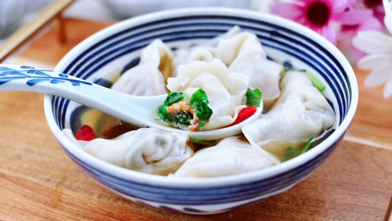 小白菜磷虾大馅馄饨,碗里加入少许生抽和芝麻油，撒上点香菜段和枸杞，把煮好的馄饨放入碗中就可以享用了。