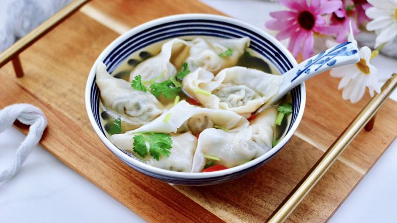 小白菜磷虾大馅馄饨,好吃到哭,老公一次吃了三碗哟~(*^o^*)