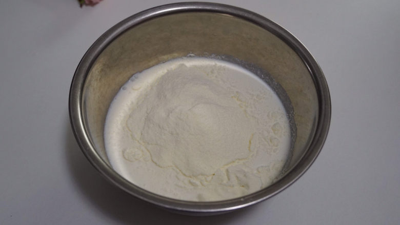 一口就爱上啦!香草冰淇淋🍦在家轻松制作!,倒入一袋冰淇淋粉