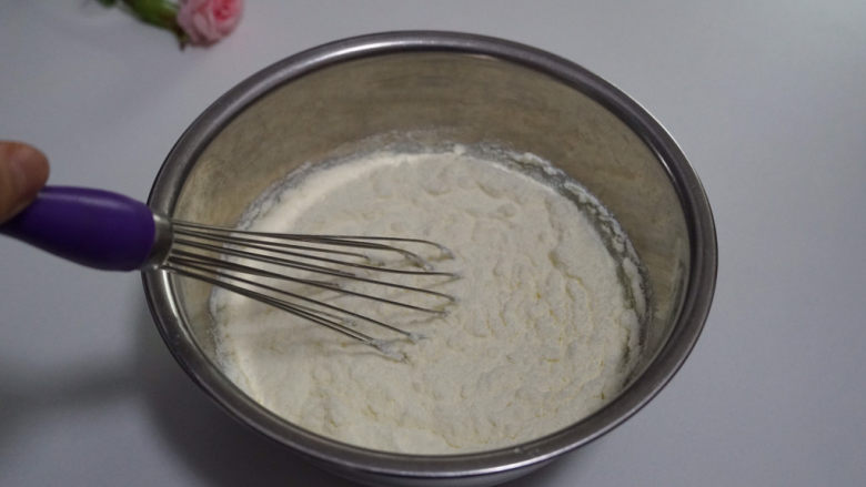 一口就爱上啦!香草冰淇淋🍦在家轻松制作!,用手动打蛋器搅拌均匀