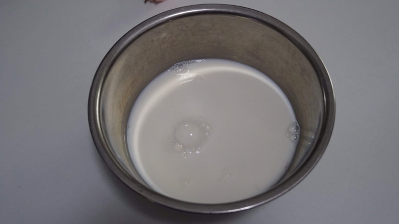 一口就爱上啦!香草冰淇淋🍦在家轻松制作!,纯牛奶提前一天放入冰箱冷藏,取出倒入一容器中。