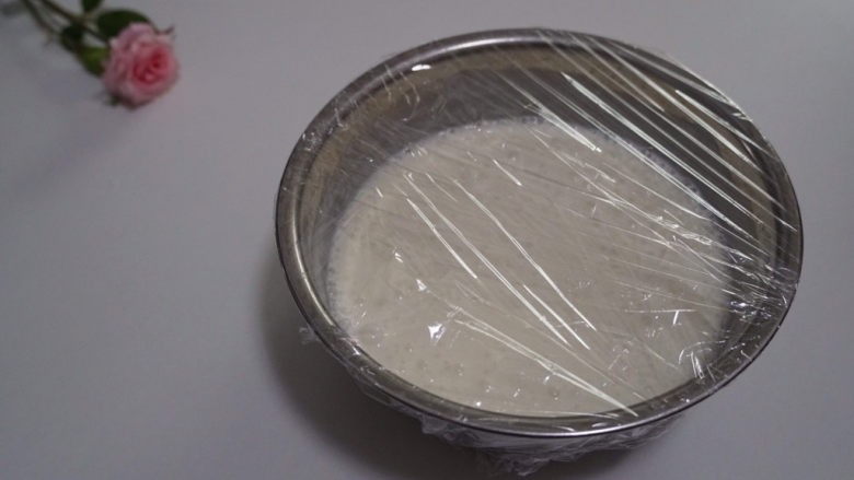 一口就爱上啦!香草冰淇淋🍦在家轻松制作!,用保鲜膜包裹住,放入冰箱冷冻室冷冻6小时以上即可取出食用。