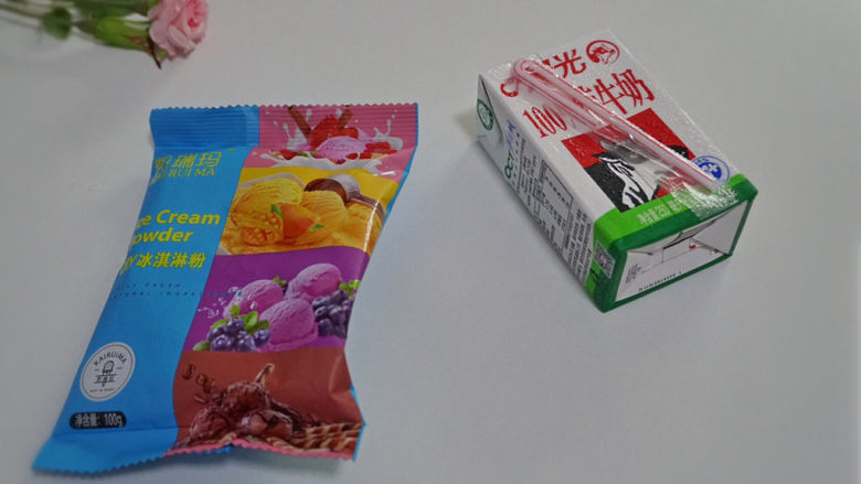 一口就爱上啦!香草冰淇淋🍦在家轻松制作!,冰淇淋粉一袋,<a style='color:red;display:inline-block;' href='/shicai/ 13431'>纯牛奶</a>250毫升。