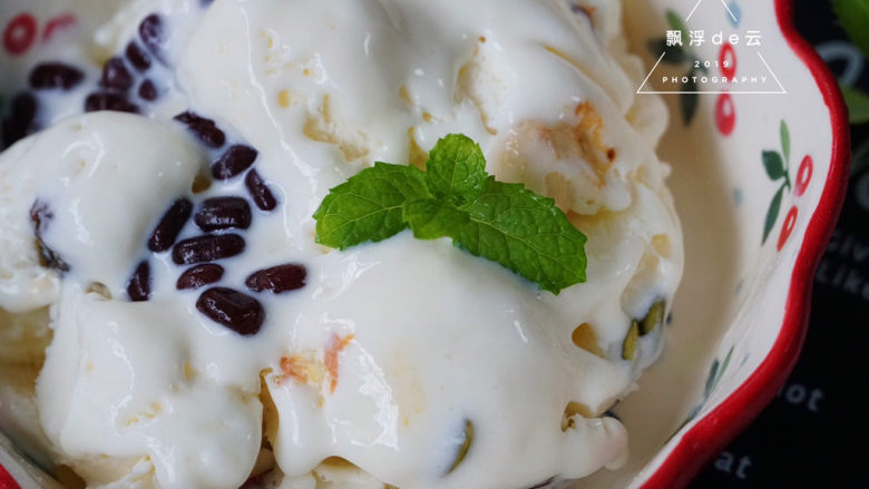 一口就爱上啦!香草冰淇淋🍦在家轻松制作!,对于我,一个吃货来说,没有冰淇淋的夏天是不完整的夏天,所以冰淇淋🍦在夏天是少不了的美食之一!