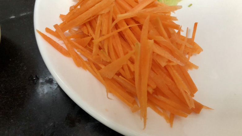 老北京炸酱面,改刀:胡萝卜切丝
