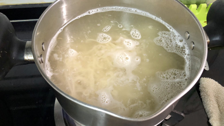 老北京炸酱面,坐锅烧水,水开,放入手擀面,中火煮三四分钟