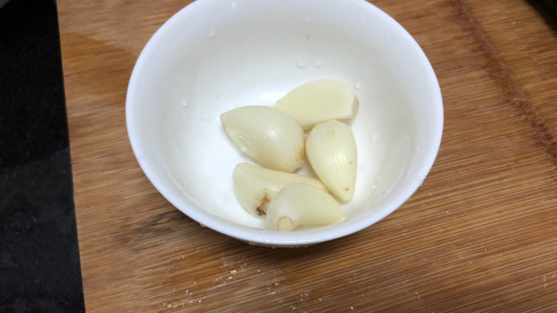 老北京炸酱面,来准备配菜:蒜剥皮