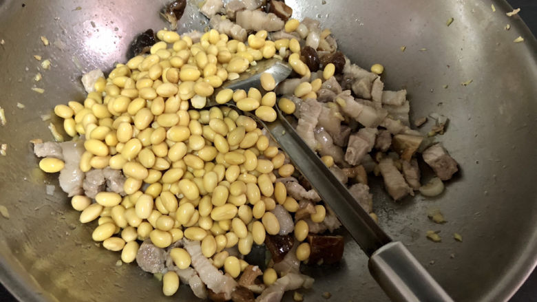 老北京炸酱面,加入黄豆,翻炒均匀