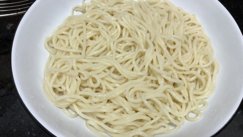 老北京炸酱面,捞出,想口感更筋道的可以过凉开水