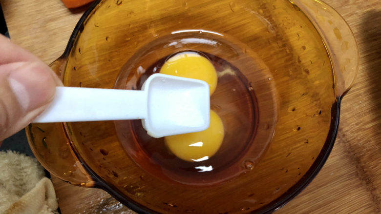 老北京炸酱面,鸡蛋打入碗中,加少许食盐