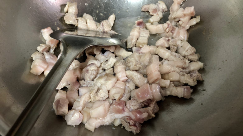 老北京炸酱面,热锅加适量食用油,加入五花肉块,中小火不断翻炒出油