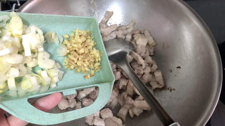老北京炸酱面,加入姜末,一半葱白,翻炒出香味