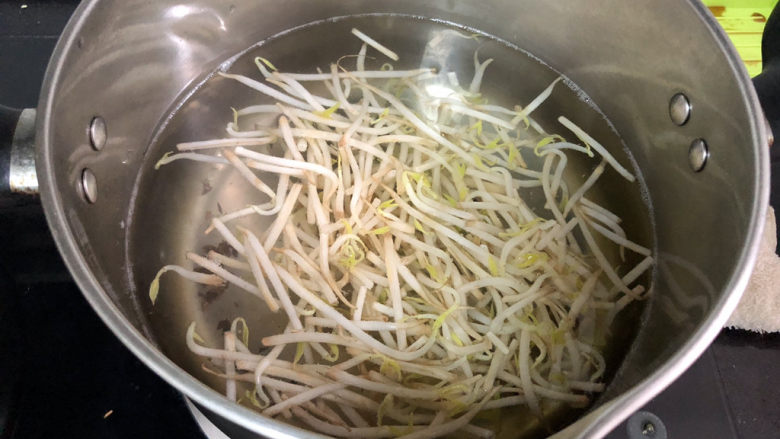 老北京炸酱面,加入绿豆芽,烫十来秒捞出
