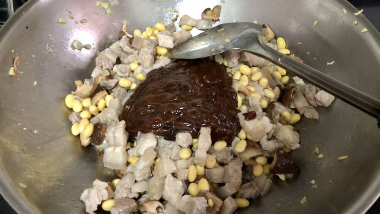 老北京炸酱面,加入黄豆酱甜面酱,小火翻炒均匀