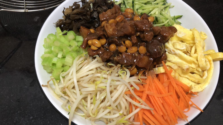 老北京炸酱面,来一大勺肉酱,拌匀了,开吃😄