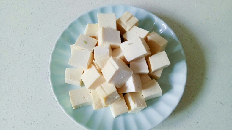 家常烧豆腐,<a style='color:red;display:inline-block;' href='/shicai/ 465'>豆腐</a>用清水冲洗一下,切成小方块