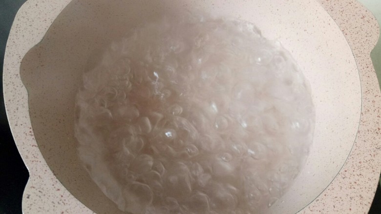 家常烧豆腐,锅中加入适量清水煮开,加入一勺盐