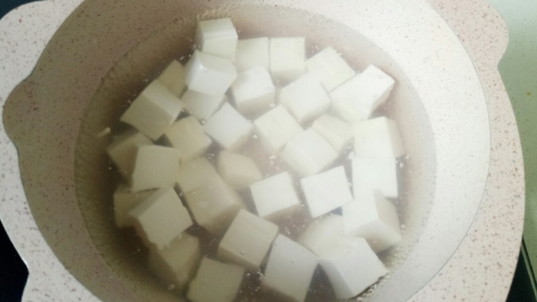家常烧豆腐,放入豆腐块焯水,捞出沥干水份备用