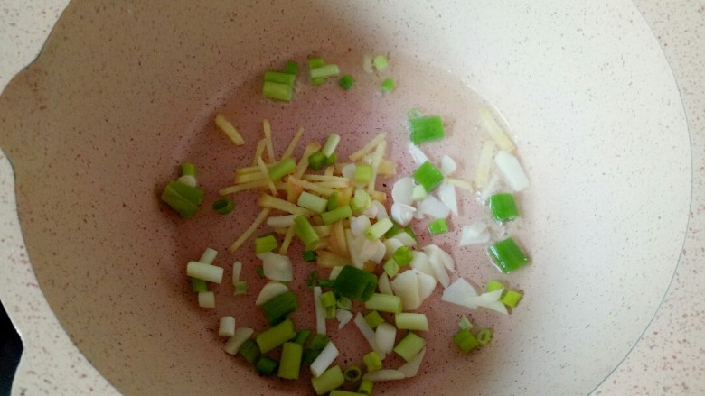 家常烧豆腐,锅中加入适量油烧热,放入葱姜蒜爆香