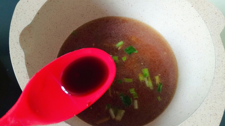 家常烧豆腐,加入适量清水,加入<a style='color:red;display:inline-block;' href='/shicai/ 788'>生抽</a>