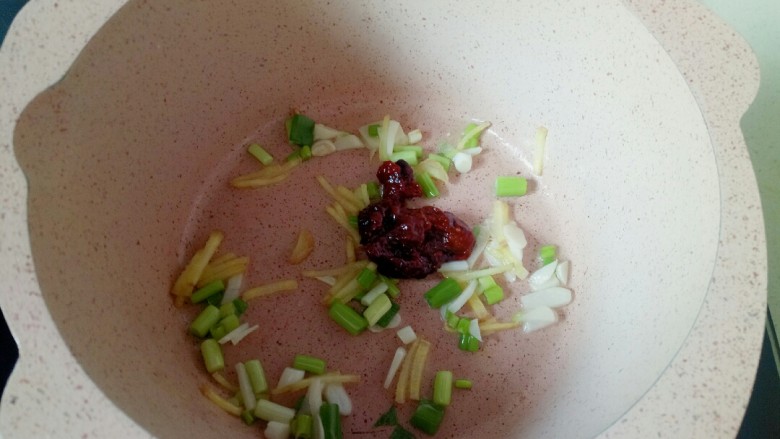家常烧豆腐,加入一勺<a style='color:red;display:inline-block;' href='/shicai/ 705'>豆瓣酱</a>,小火炒出香味