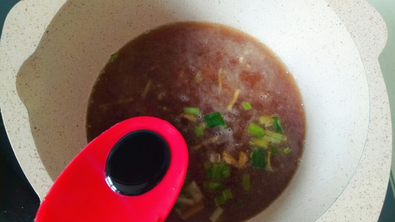 家常烧豆腐,加入<a style='color:red;display:inline-block;' href='/shicai/ 762'>老抽</a>,大火煮开