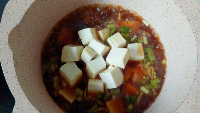 家常烧豆腐,放入焯水的豆腐块,焖煮几分钟