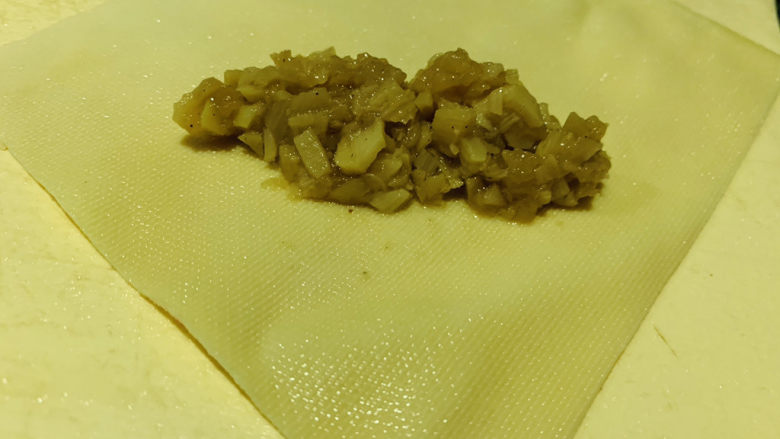 千张包肉,千张一角,放上调好的馅