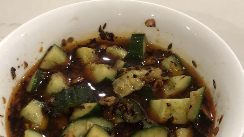 腊味煲仔饭,白菜味增汤,洋葱炒韩式牛肉,我还做了拍黄瓜。这道菜大家都会吧!我会在开饭前两个小时做好,放在冰箱里入味。这样吃的时候就很好味啦😋