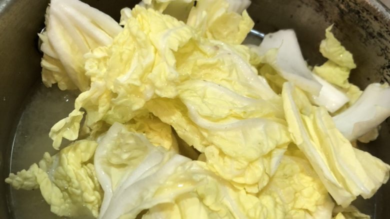 腊味煲仔饭,白菜味增汤,洋葱炒韩式牛肉,2.3步骤三:水开后放入白菜小火煮。因为我们要开始炒牛肉了。不想让白菜煮的太软。(这时我会把烤箱打开至150-160度。至于为什么呢,大家接着看)