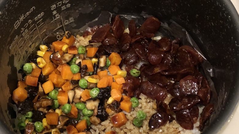 腊味煲仔饭,白菜味增汤,洋葱炒韩式牛肉,米饭煮的差不多的时候,把食材放入,浇上调好的酱。继续让它们闷10-15分钟。等到所有东西煮好后再盛出来吃。
