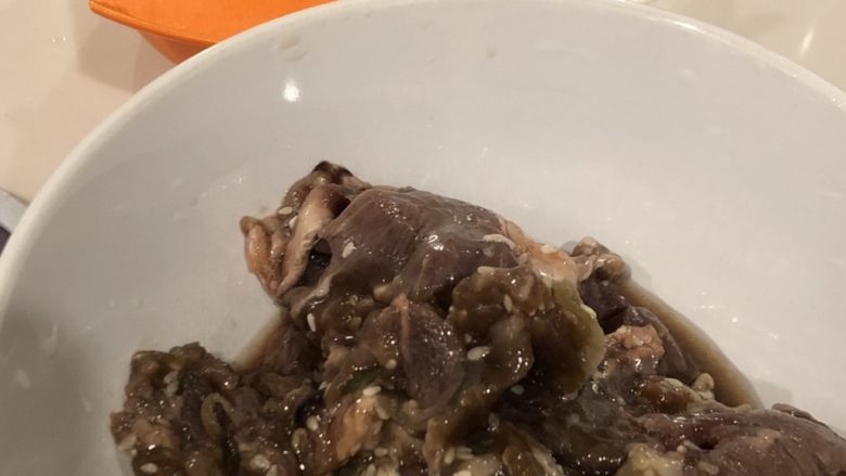 腊味煲仔饭,白菜味增汤,洋葱炒韩式牛肉,我们顺便可以把一会儿和牛肉一起炒<a style='color:red;display:inline-block;' href='/shicai/ 29'>洋葱</a>切好,放在一旁备用。再把牛肉放入盐,料酒,糖,胡椒,鸡精,酱油腌制好备用。我买的是腌好的,大家也可以买腌好的牛肉。