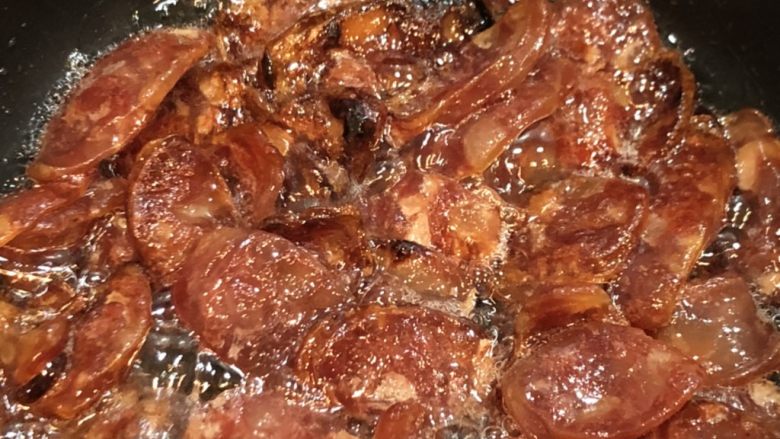 腊味煲仔饭,白菜味增汤,洋葱炒韩式牛肉,1.1 第一步:先用电饭锅煮米饭,把香菇用开水泡开。然后用一个小锅烧水一会煮汤用。
这个过程中我们可以开始准备煲仔饭材料。
把腊肉切薄片,锅里放少许油(不要放太多,因为腊肉本身在煎制过程中会产生很多油)把腊肉用小火煎至酥脆,大约8-9分钟。记得要时刻翻一翻。