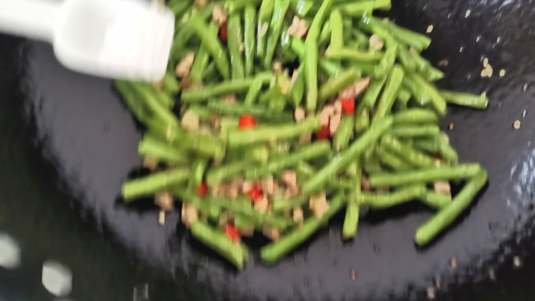 干煸豇豆,!加入少许盐