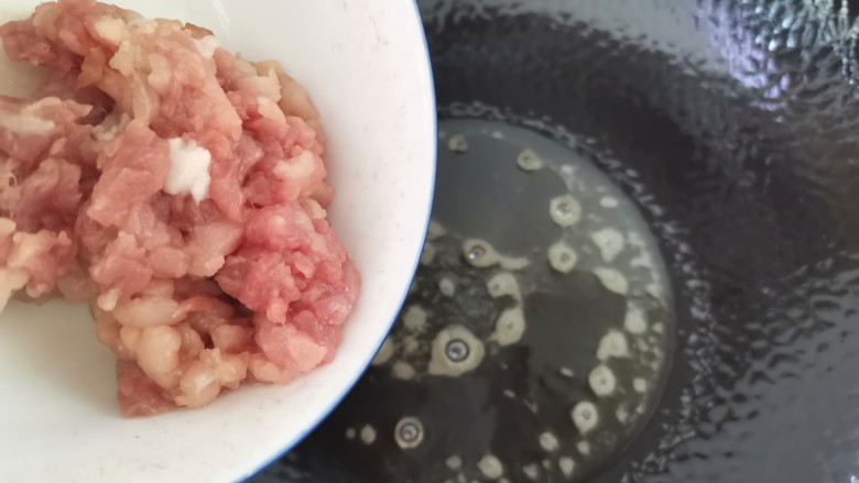 干煸豇豆,锅留余油,倒入肉末翻炒